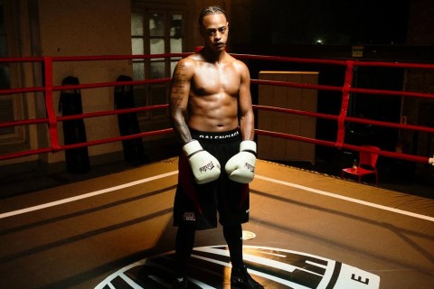 Após vitória no boxe, TZ da Coronel promove ação social no Morro do Limão, em Cabo Frio