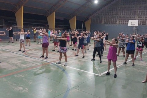 Aulas de dança fortalecem saúde e autoestima de mulheres em Saquarema