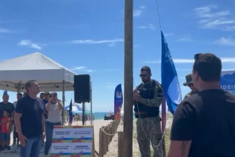 Bandeira Azul é hasteada na Praia do Foguete e prefeito anuncia novidades para Cabo Frio