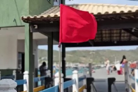 Passeios de barco são suspensos em Arraial; Marinha mantém alerta de ventos fortes no litoral