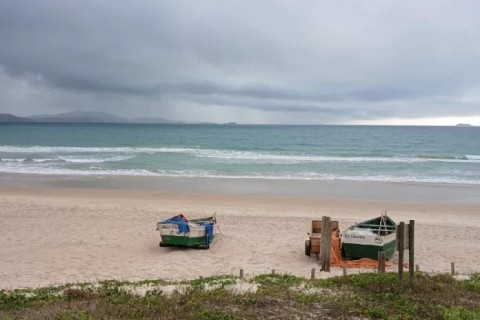 Ventos fortes predominam no fim de semana na Região dos Lagos, com previsão de chuva isolada