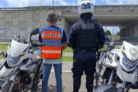 Ação integrada entre Prefeitura de Cabo Frio e Polícia Civil recupera moto roubada e apreende arma e drogas