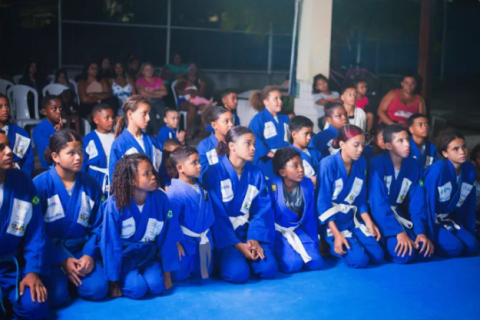 Jovens atletas do bairro Manoel Corrêa, em Cabo Frio, celebram troca de faixa em projeto social de judô da Prolagos