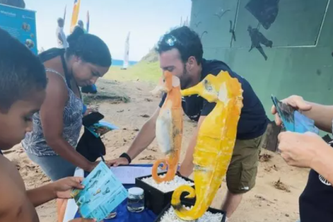 Búzios realiza ação de Conservação e Educação Ambiental na Praia do Forno