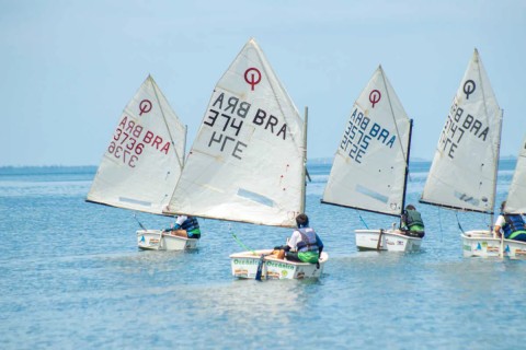 1ª Regata Ventos da Aldeia reúne atletas e grande público em São Pedro da Aldeia