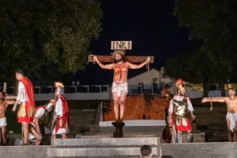 Encenação da Paixão de Cristo reúne público na Praça Antônio Raposo, em Araruama