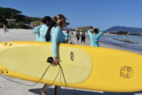 Projeto de Surf Terapêutico reúne mulheres vítimas de violência na Praia do Forte