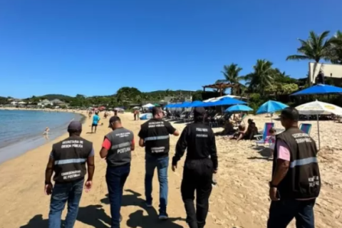 Operação recolhe produtos e aplica penalidades a comerciantes na Praia da Ferradura, em Búzios