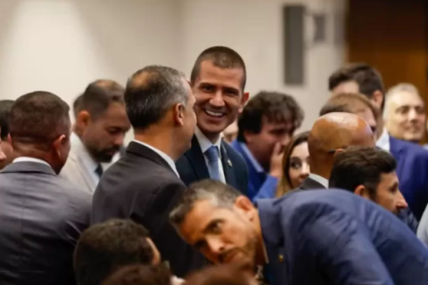 Douglas Ruas assume comando da Alerj e ganha força como nome do PL para 2026