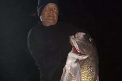 Pescador Bira não perde tempo: Fisga Perumbeba gigante de 1,21 metro na Lagoa de Araruama