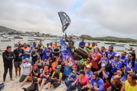 Mutirão retira mais de 160 pneus do fundo do Canal do Itajuru, em Cabo Frio