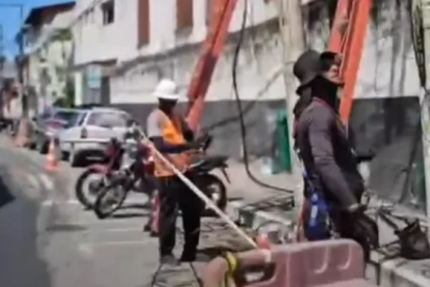 Remoção de fios inutilizados é realizada na Avenida Getúlio Vargas, em Arraial do Cabo