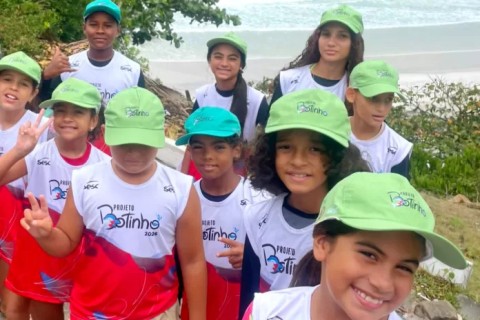 Arraial do Cabo dá início ao Projeto Botinho com entrega de uniformes