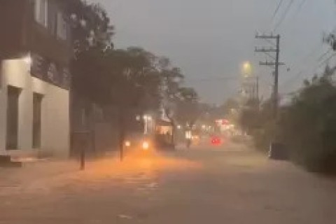 Temporal ultrapassa 100 mm, causa alagamentos e suspende aulas em Armação dos Búzios