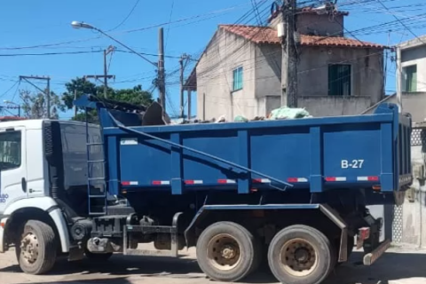 Mais de 50 toneladas de lixo já foram retiradas de casa de acumuladora em Cabo Frio; ação continua nesta quinta (26)