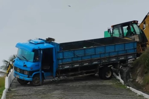 Caminhão fica atravessado e bloqueia descida do Morro da Boa Vista, em Arraial do Cabo
