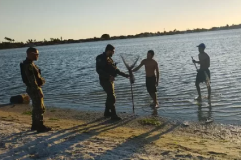 Guardas apreendem redes de arrasto na Lagoa de Araruama