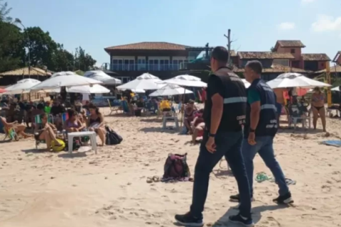 Búzios realiza fiscalização para organizar atuação de ambulantes na Praia de Geribá