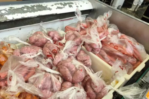 Vigilância Sanitária descarta 60 kg de alimentos vencidos em supermercado de Cabo Frio