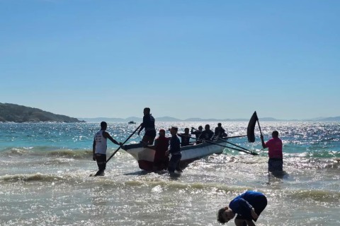 Copa Atcheza de Canoa de Boçarda celebra tradição pesqueira em Arraial do Cabo