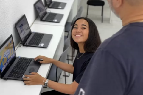 Projeto Albatroz inaugura espaço gratuito com computadores para estudantes em Cabo Frio