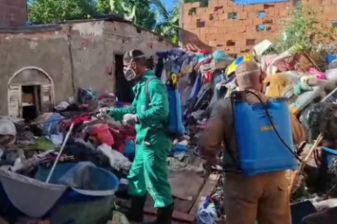 Operação intensifica limpeza em imóvel com grande quantidade de lixo na Reserva do Peró, Cabo Frio