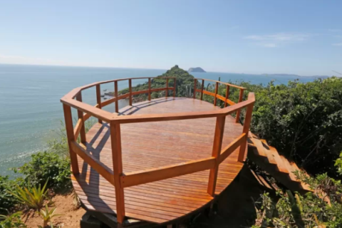Obras de revitalização avançam e mirantes da Ponta do Pai Vitório entram na fase final em Búzios
