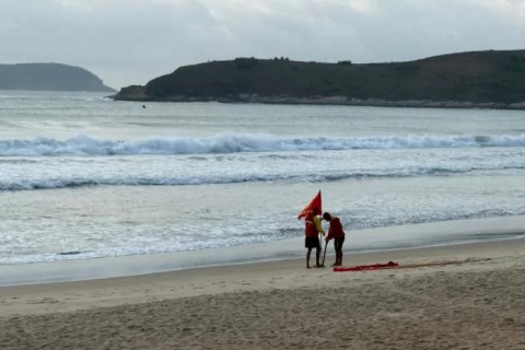 Região dos Lagos enfrenta quarta-feira (17) com ondas fortes e vento intenso