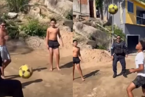 Policiais jogam altinha com crianças no Morro da Cabocla, em Arraial do Cabo
