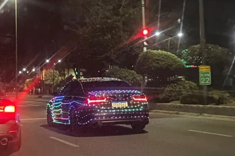 Carro iluminado espalha clima natalino pela Região dos Lagos