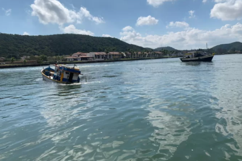 Traineira encalha no Canal do Itajuru, em Cabo Frio, e é rebocada após começar a afundar
