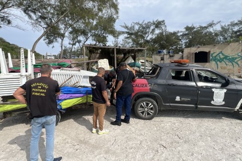 Fiscalização apreende diversos equipamentos deixados irregularmente na Praia do Pontal