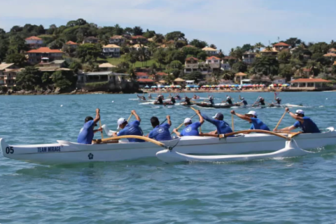 Búzios abre temporada do VAARJ com etapa de canoa havaiana