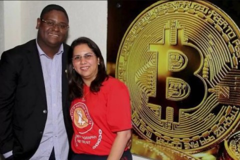 Mulher do ‘Faraó dos Bitcoins’ é presa ao chegar no Brasil deportada dos EUA