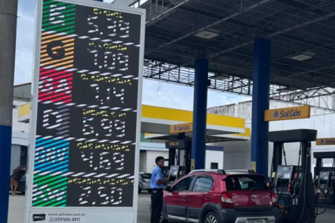 Gasolina passa de R$ 7 e postos limitam abastecimento na Região dos Lagos