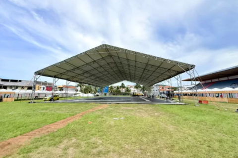 Estrutura do Festival da Lula é montada no Barcelão, em Arraial do Cabo