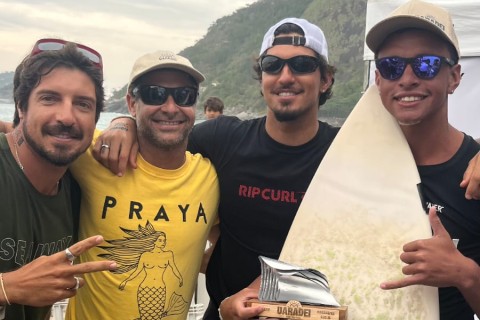 Atleta cabo-friense é premiado em campeonato de surf no Rio e recebe premiação das mãos de Gabriel Medina