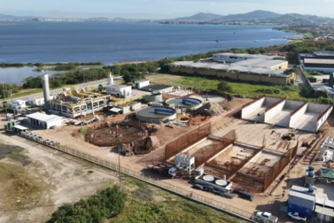 Obra de modernização da ETE Praia do Siqueira recebe concretagem de nova estrutura em Cabo Frio