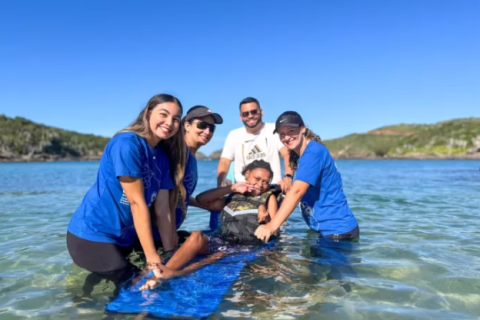 Projeto “Mar para Todos” proporciona dia de lazer e inclusão na Praia do Forno, em Búzios