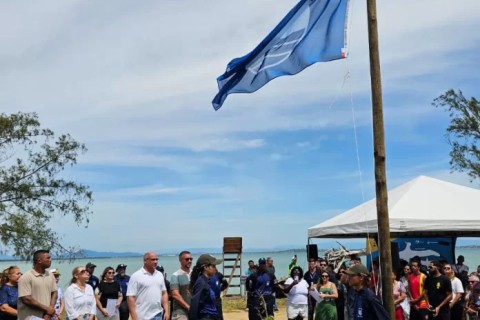 Pelo segundo ano consecutivo, Praia Lagunar do Caiçara recebe a Bandeira Azul em Arraial do Cabo
