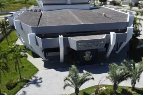 São Pedro da Aldeia abre agendamento para espetáculos no Teatro Municipal Átila Costa