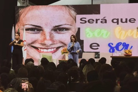 Arraial do Cabo abre ano letivo com palestra de Ana Beatriz Barbosa
