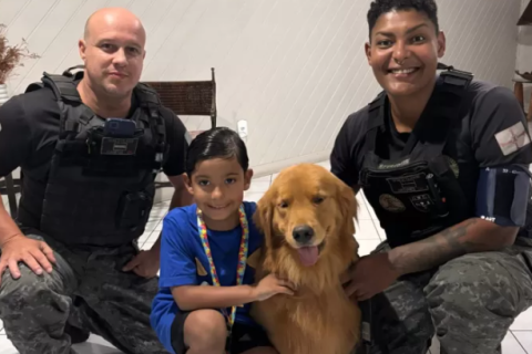 Cadela do GOC de Arraial do Cabo faz surpresa no aniversário de 6 anos de criança autista