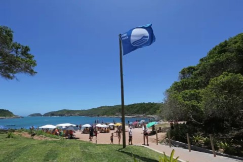Búzios inicia hasteamento da Bandeira Azul e segue como a única do RJ com quatro praias certificadas