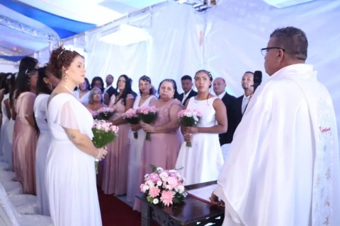 Casamento Coletivo celebra a união de 21 casais em Araruama com apoio social da prefeitura