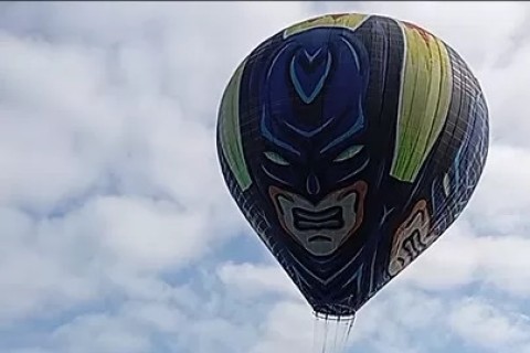 Balão cai no mar próximo à Ilha Feia, em Búzios, na manhã desta quinta-feira (11)