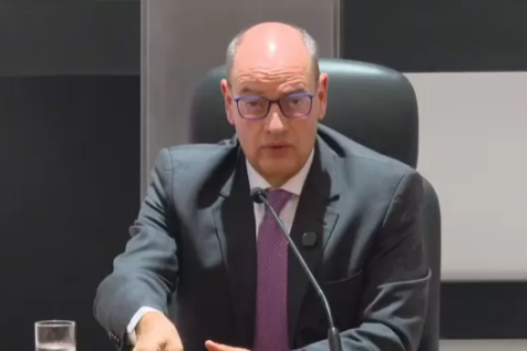 Governador em exercício do Rio exonera 459 servidores e prevê corte de até 1,6 mil cargos