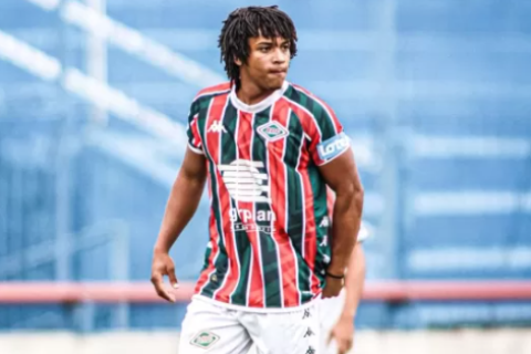 Vinícius Oliveira, de Iguaba Grande, assina primeiro contrato profissional com a Cabofriense