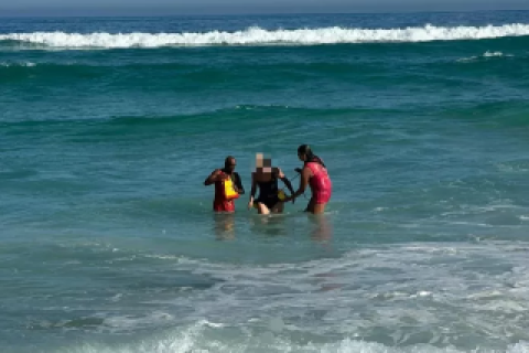 Turista alemã é resgatada por guarda-vidas em Arraial do Cabo